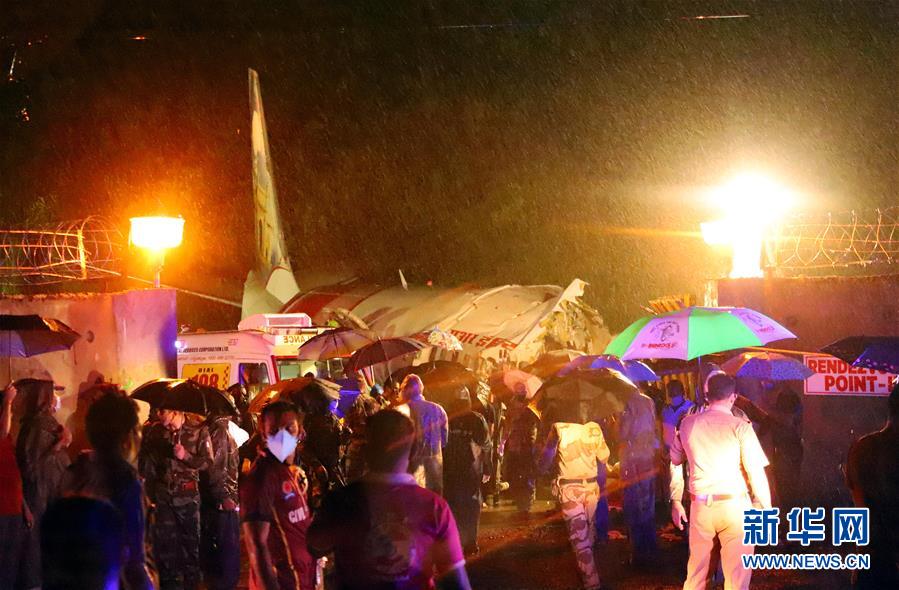 (国际)(2)印度一架客机降落时冲出跑道至少16人死亡