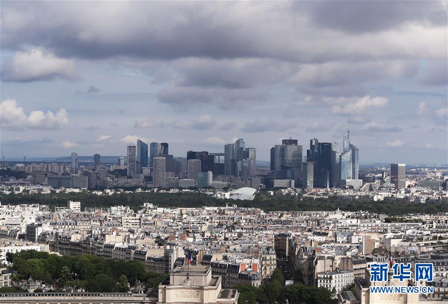 这是6月18日在法国巴黎埃菲尔铁塔拍摄的拉德芳斯商务区及周边风景。 法国国家统计和经济研究所初步数据显示，今年第二季度，法国国内生产总值环比萎缩13.8%，创下1949年以来最大季度环比降幅。数据显示，法国第二季度国内生产总值同比下滑19%。 新华社记者 高静 摄