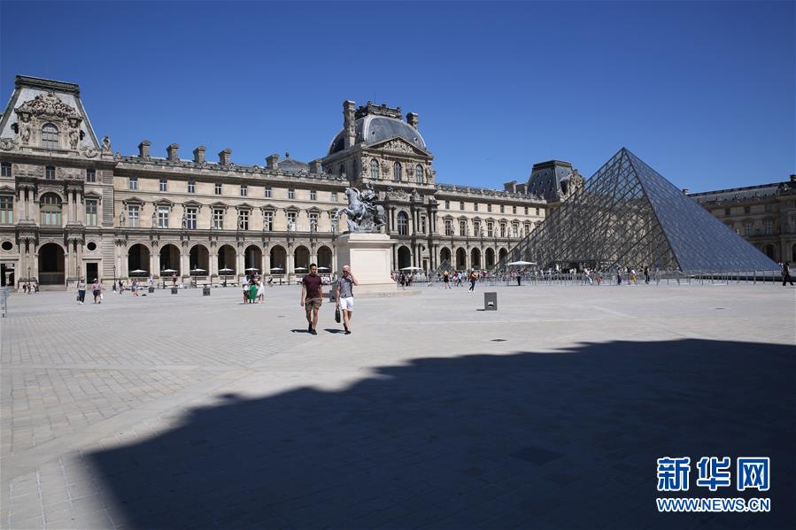 8月7日，人们走在法国巴黎卢浮宫的玻璃金字塔广场上。受新冠疫情影响，卢浮宫游客锐减。 法国国家统计和经济研究所初步数据显示，今年第二季度，法国国内生产总值环比萎缩13.8%，创下1949年以来最大季度环比降幅。数据显示，法国第二季度国内生产总值同比下滑19%。 新华社记者 高静 摄