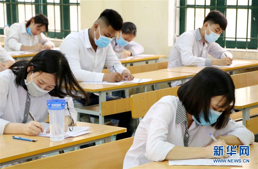 8月9日，在越南北部富寿省，佩戴口罩的考生们参加考试。 2020年越南国家高中毕业和大学入学统一考试9日在疫情下拉开帷幕，全国86万余名考生参加。 新华社/越通社