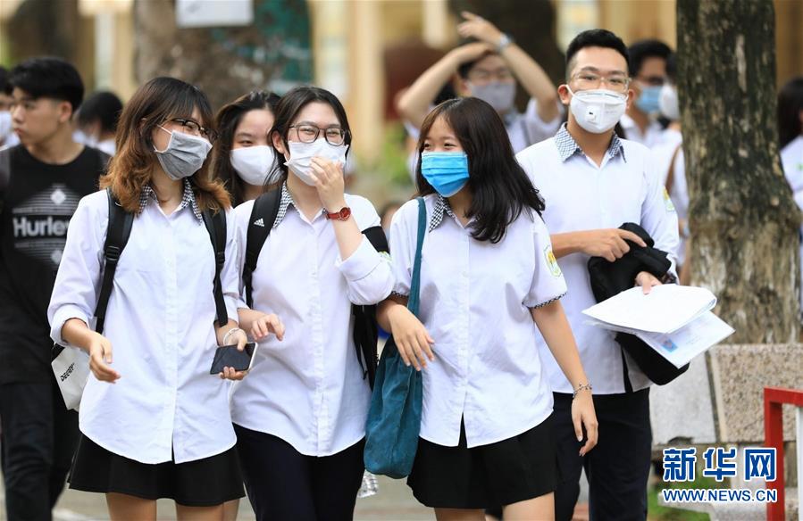 8月9日，在越南首都河内，刚刚结束数学考试的考生离开考场。 2020年越南国家高中毕业和大学入学统一考试9日在疫情下拉开帷幕，全国86万余名考生参加。 新华社/越通社