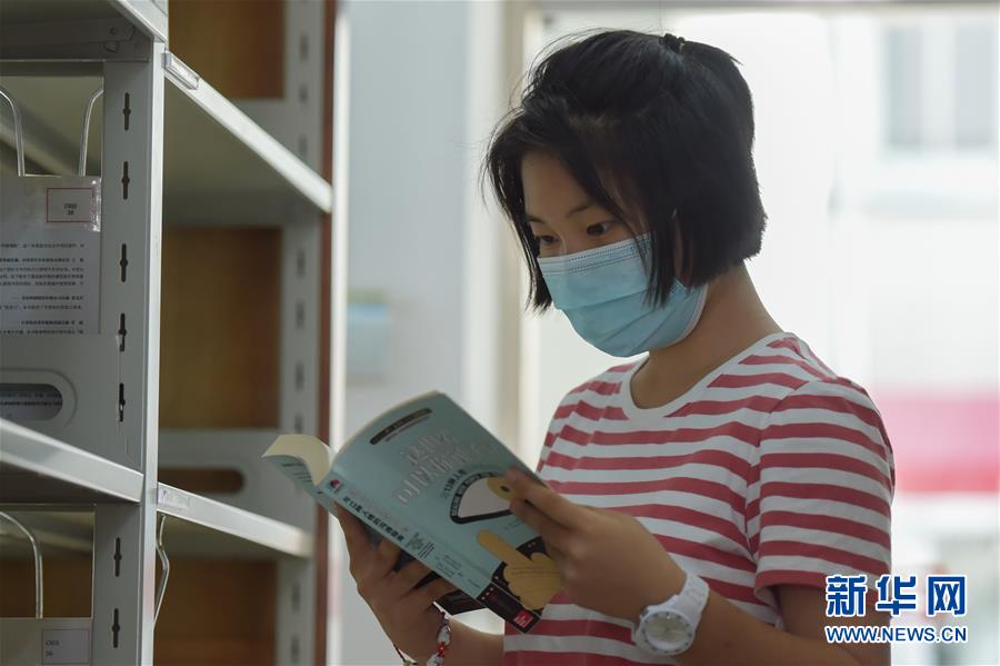 8月11日，一名读者在内蒙古图书馆阅读。 暑假期间，内蒙古自治区呼和浩特市的读者们来到内蒙古图书馆阅读学习，品味书韵，感受书香。 新华社记者 李志鹏 摄