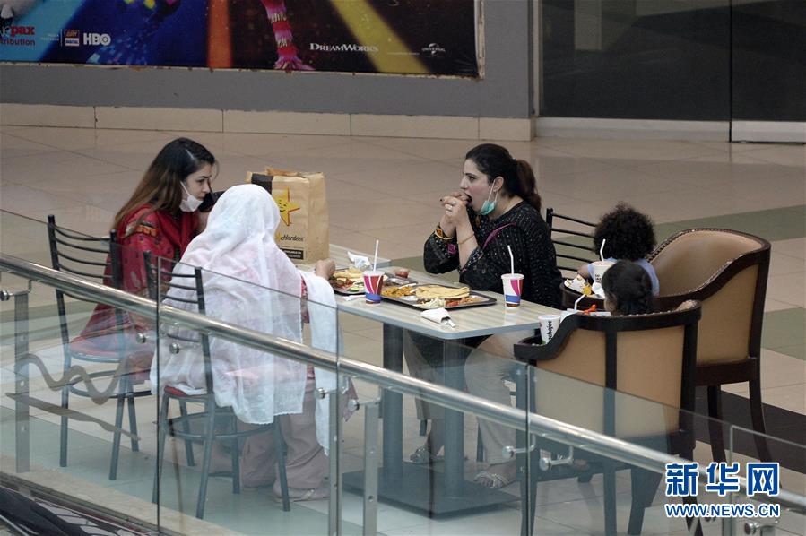 8月10日，人们在巴基斯坦伊斯兰堡的一家商场用餐。 据当地媒体报道，巴基斯坦政府10日起进一步放宽疫情防控措施，包括允许剧院、电影院、餐厅等场所重新开放营业。 新华社发（艾哈迈德·卡迈勒摄）