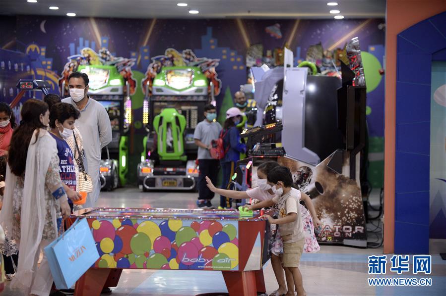 8月10日，孩子们在巴基斯坦伊斯兰堡一家商场的游戏区玩耍。 据当地媒体报道，巴基斯坦政府10日起进一步放宽疫情防控措施，包括允许剧院、电影院、餐厅等场所重新开放营业。 新华社发（艾哈迈德·卡迈勒摄）
