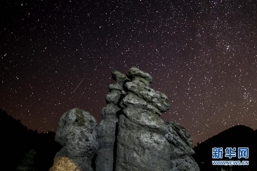 这是8月11日在北马其顿斯科普里附近拍摄的英仙座流星雨（长时间曝光照片）。 新华社发（托米斯拉夫·格奥尔基耶夫摄）