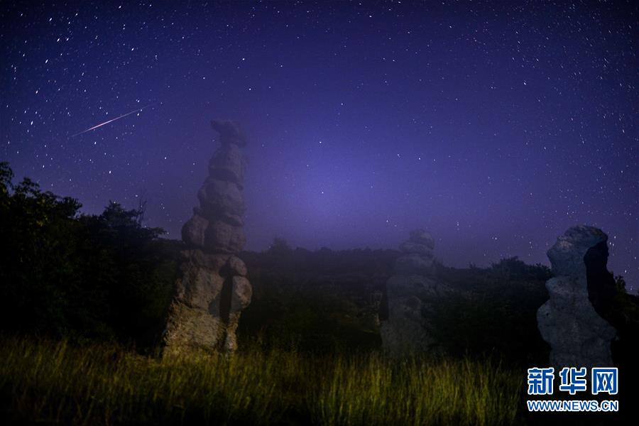 这是8月11日在北马其顿斯科普里附近拍摄的英仙座流星雨（长时间曝光照片）。 新华社发（托米斯拉夫·格奥尔基耶夫摄）