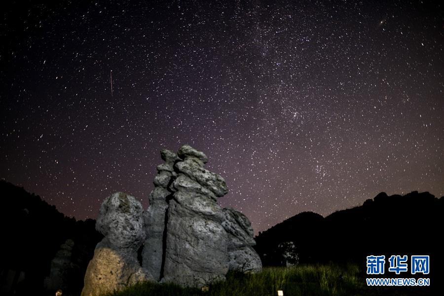 这是8月11日在北马其顿斯科普里附近拍摄的英仙座流星雨（长时间曝光照片）。 新华社发（托米斯拉夫·格奥尔基耶夫摄）