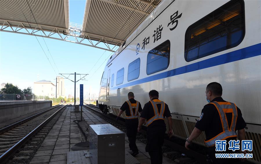8月12日，长春火车站客运车间上水班组赶往下一个作业站台。 新华社记者 林宏 摄