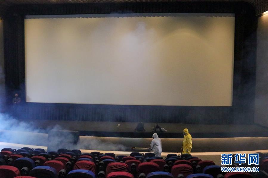 8月12日，在墨西哥首都墨西哥城，工作人员对一家电影院的放映厅进行消杀。 近日，墨西哥首都墨西哥城的电影院在严格控制客流量和做好防疫工作的前提下开始恢复营业。 新华社发（伊斯雷尔·罗萨斯摄）