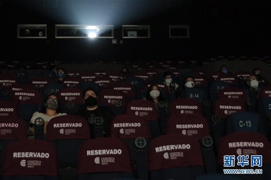 8月12日，人们在墨西哥首都墨西哥城一家电影院内观看电影。 近日，墨西哥首都墨西哥城的电影院在严格控制客流量和做好防疫工作的前提下开始恢复营业。 新华社发（伊斯雷尔·罗萨斯摄）