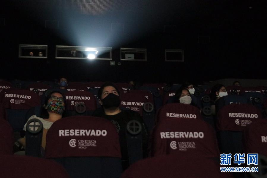 8月12日，人们在墨西哥首都墨西哥城一家电影院内观看电影。 近日，墨西哥首都墨西哥城的电影院在严格控制客流量和做好防疫工作的前提下开始恢复营业。 新华社发（伊斯雷尔·罗萨斯摄）