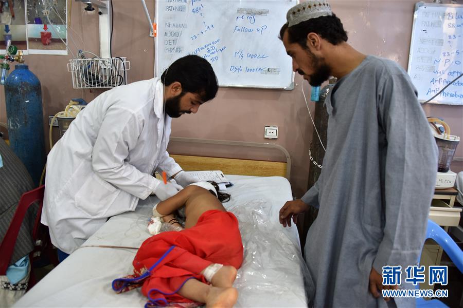 8月13日，在阿富汗坎大哈省，一名在炸弹袭击中受伤的儿童在医院接受治疗。 阿富汗官员13日证实，阿南部坎大哈省当天发生一起路边炸弹袭击，造成5名平民死亡。 新华社发（萨纳乌拉·西奥姆摄）
