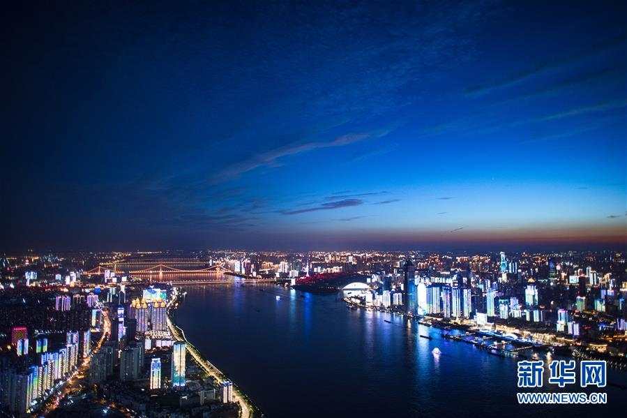 8月14日拍摄的武汉夜色。 夏夜的江城武汉景色迷人，美不胜收。 新华社记者 肖艺九 摄