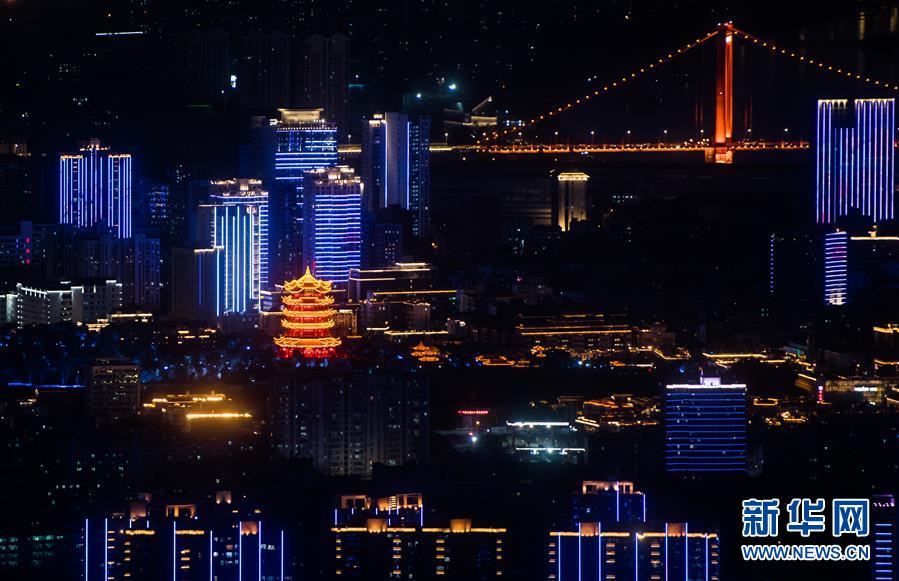 8月14日拍摄的武汉黄鹤楼景区。 夏夜的江城武汉景色迷人，美不胜收。 新华社记者 肖艺九 摄