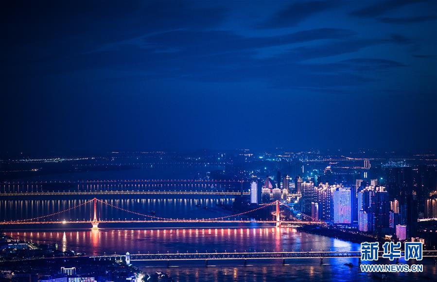 8月14日拍摄的武汉长江大桥、鹦鹉洲长江大桥、杨泗港长江大桥、白沙洲大桥（从前往后）。 夏夜的江城武汉景色迷人，美不胜收。 新华社记者 肖艺九 摄