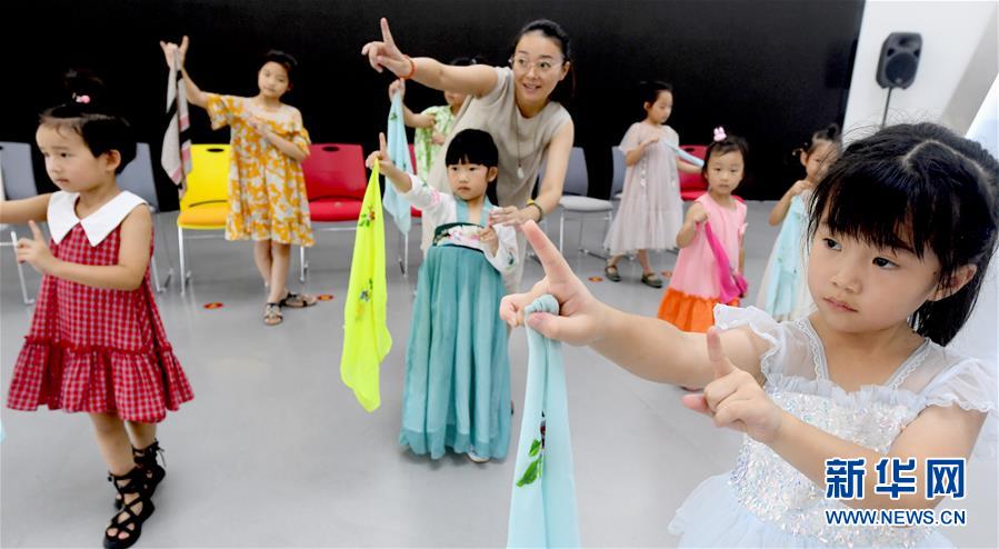 8月14日，在浙江省台州市路桥区路桥街道人峰社区文化礼堂，孩子们在学习越剧手势动作。 暑假期间，各地的孩子们通过丰富多彩的活动乐享假期、充实生活。 新华社发（王保初 摄）