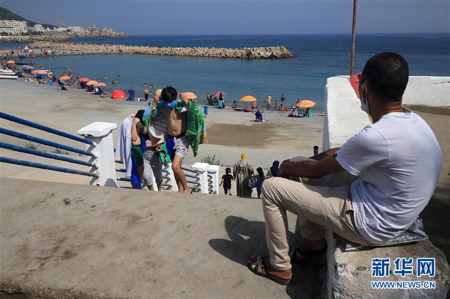 8月15日，阿尔及利亚民众在首都阿尔及尔的一处海滩休闲。 阿尔及利亚政府从15日起调整防疫封禁措施，重新开放自3月中旬起关闭的海滩。 新华社发