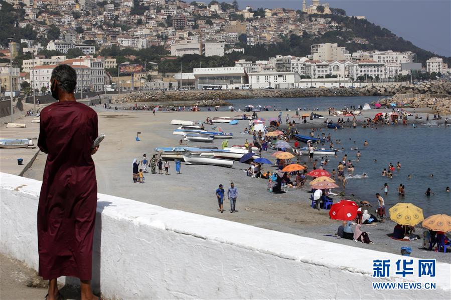 8月15日，阿尔及利亚民众在首都阿尔及尔的一处海滩休闲。 阿尔及利亚政府从15日起调整防疫封禁措施，重新开放自3月中旬起关闭的海滩。 新华社发