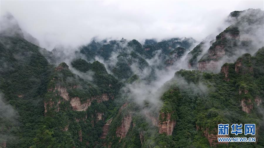 8月15日拍摄的紫金山景区（无人机照片）。 当日，位于河北省邢台市西部太行山脉的紫金山景区云雾弥漫，美景如画。 新华社记者 牟宇 摄