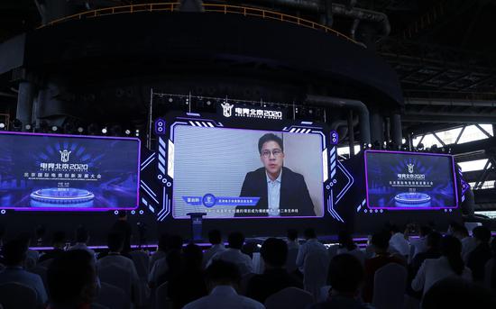 霍启刚通过视频连线发表演讲。新京报记者 侯少卿 摄