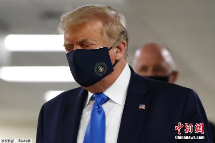 美国媒体报道称,这是自新冠疫情在美国暴发以来,特朗普首次公开佩戴口罩。 点击进入下一页