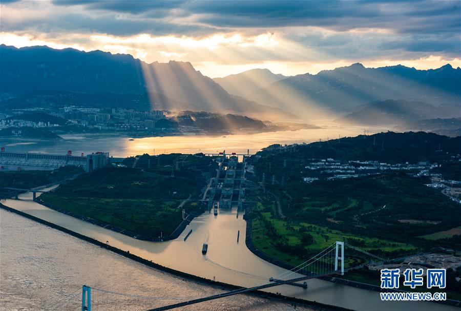 这是在湖北省宜昌市拍摄的夕阳下的三峡，宛如一幅美丽画卷（8月16日摄）。 新华社发（郑家裕 摄）