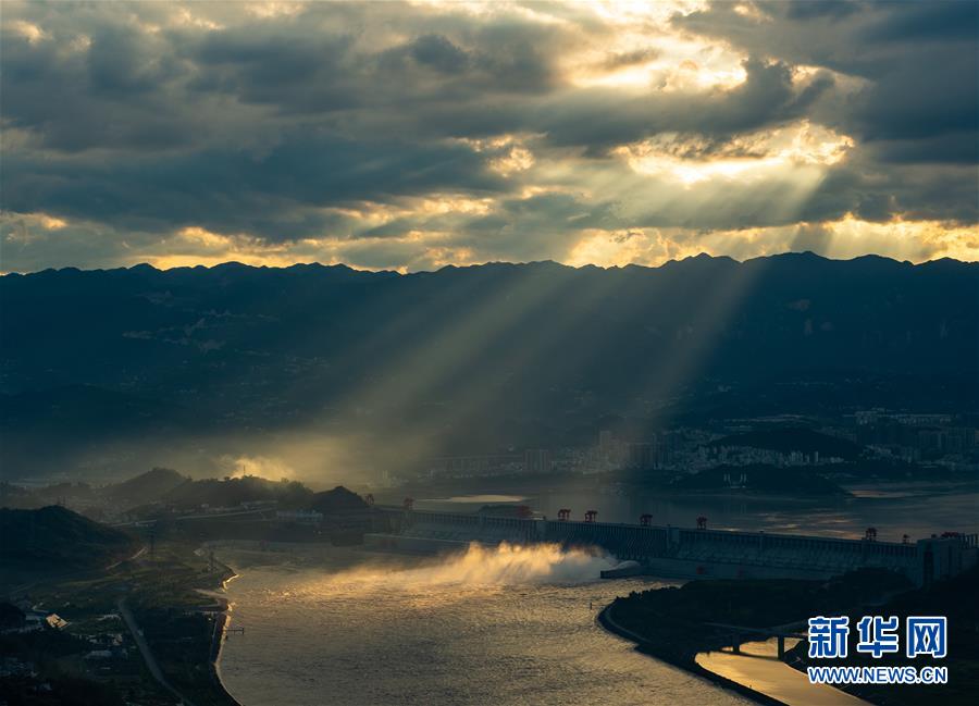 这是在湖北省宜昌市拍摄的夕阳下的三峡，宛如一幅美丽画卷（8月16日摄）。 新华社发（郑家裕 摄）