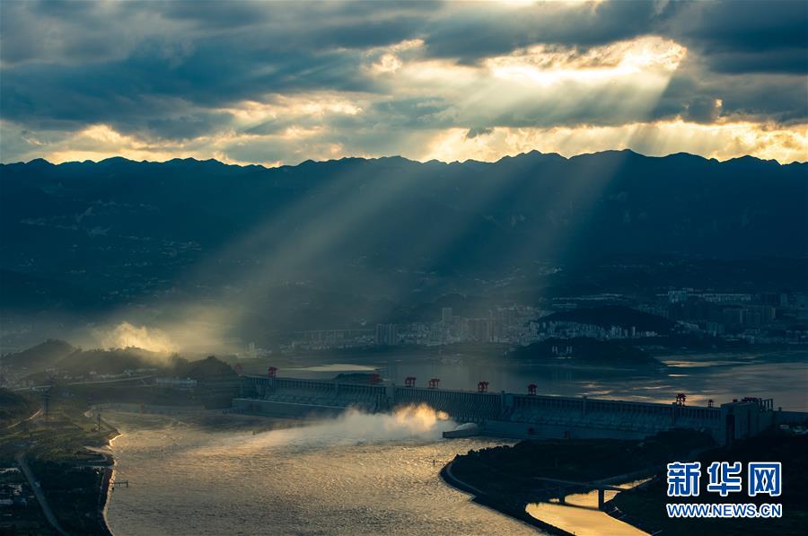 这是在湖北省宜昌市拍摄的夕阳下的三峡，宛如一幅美丽画卷（8月16日摄）。 新华社发（郑家裕 摄）