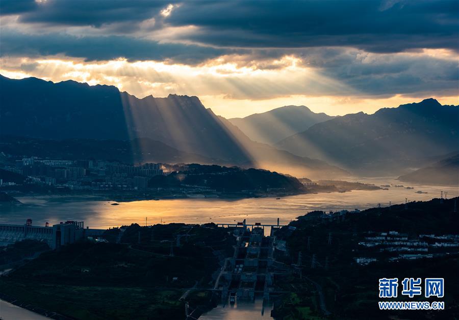 这是在湖北省宜昌市拍摄的夕阳下的三峡，宛如一幅美丽画卷（8月16日摄）。 新华社发（郑家裕 摄）