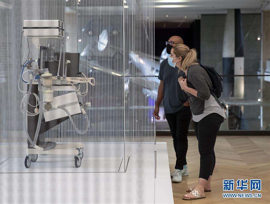 8月17日，在英国伦敦，工作人员在科学博物馆举行的媒体开放日上观看展品。 因疫情关闭数月的英国科学博物馆将于8月19日起对公众开放。参观者需提前网上预约参观时段，全程佩戴口罩并保持安全距离。 新华社记者 韩岩 摄