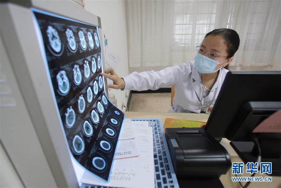 8月19日，在江苏扬州大学附属医院，一名医生为患者诊断病情。 当日是中国医师节，各地医师坚守岗位，在工作中度过自己的节日。 新华社发（孟德龙 摄）