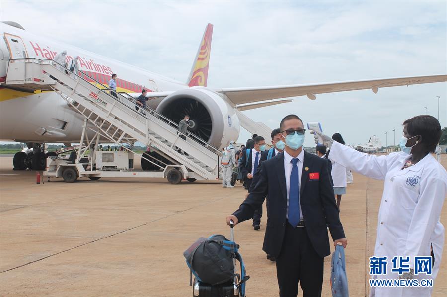 8月19日，在南苏丹首都朱巴，中国援南抗疫医疗专家组和医疗队成员进行体温检测。 新华社发（加莱·朱利叶斯 摄）