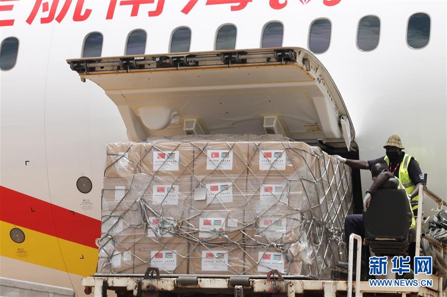 8月19日，在南苏丹首都朱巴，机场工作人员卸载中方援助的抗疫物资。 新华社发（加莱·朱利叶斯 摄）