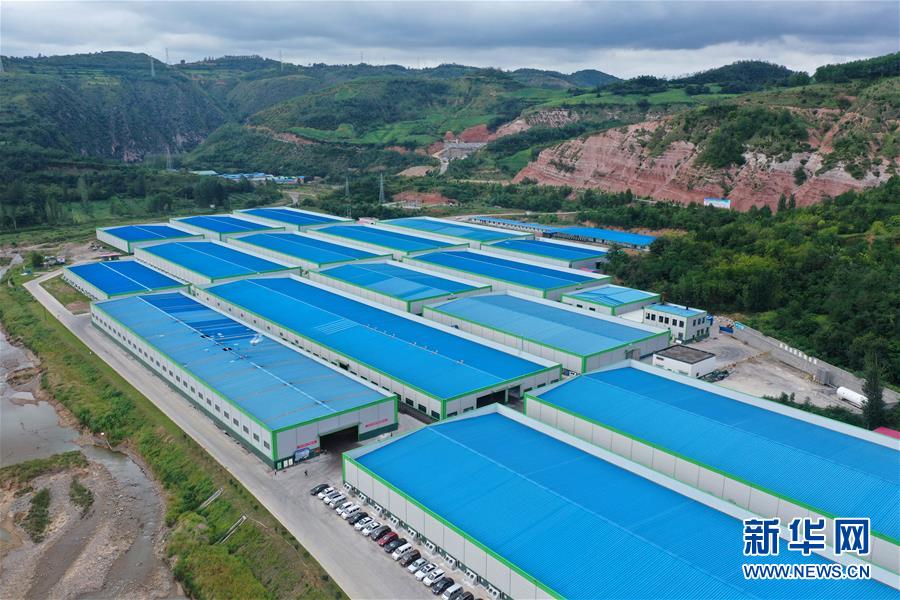这是8月19日拍摄的河南省三门峡市卢氏县东明镇涧北村食用菌产业园装配车间外景（无人机照片）。 河南伏牛山香菇产业集群是农业农村部和财政部批准建设的全国50个优势特色产业集群之一。作为这一集群的重点建设县，河南省三门峡市卢氏县建立了香菇生产的规范技术体系，实现了工业化、标准化生产。据统计，卢氏县有近20家香菇及香菇制品出口企业，年出口香菇货值超10亿元。 新华社记者 冯大鹏 摄