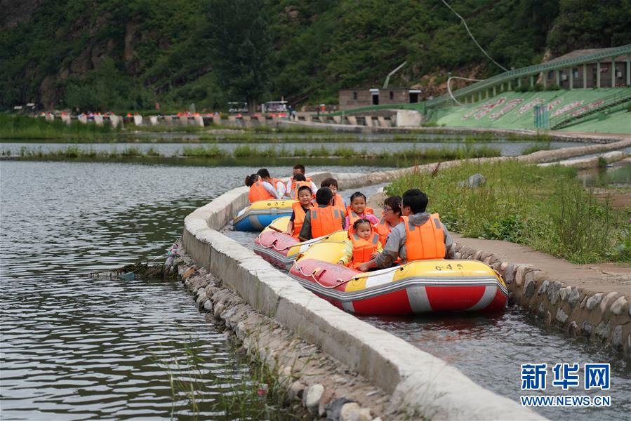 8月20日，游客在秦皇岛市老君顶景区体验漂流。 七月以来，河北秦皇岛市亲近自然的体验式旅游迅速升温，受到游客的青睐。 新华社记者 牟宇 摄