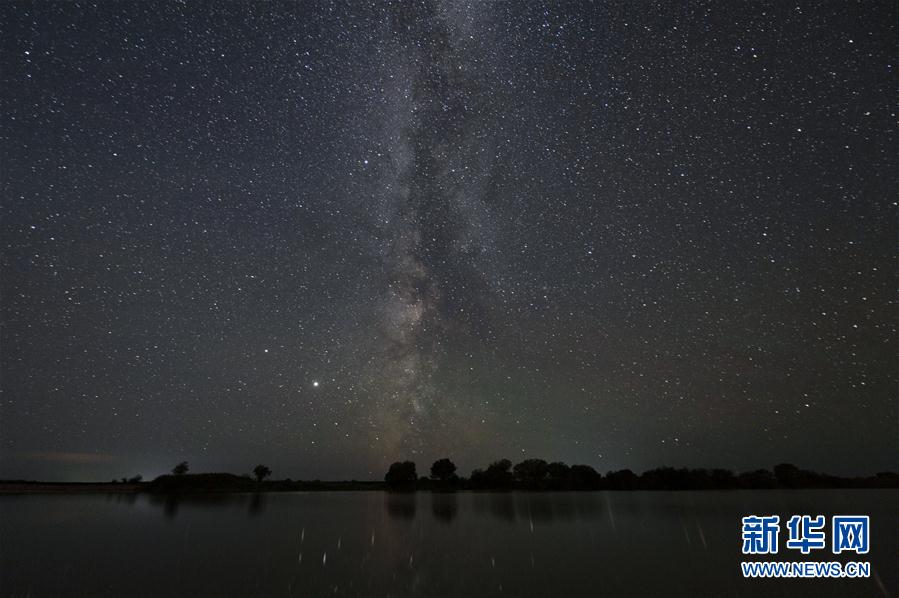 8月20日在华夏东极森林公园内拍摄的星空（长时间曝光照片）。 新华社记者 谢剑飞 摄