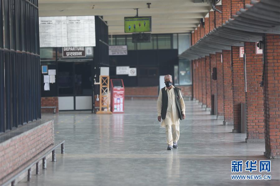 8月22日，一名男子走在尼泊尔加德满都特里布万国际机场空荡荡的大厅里。 尼泊尔政府21日宣布，将从9月1日开始有限恢复国际航班，允许特定国家和地区的特定人群入境，但暂时不允许游客入境。 新华社记者 周盛平 摄