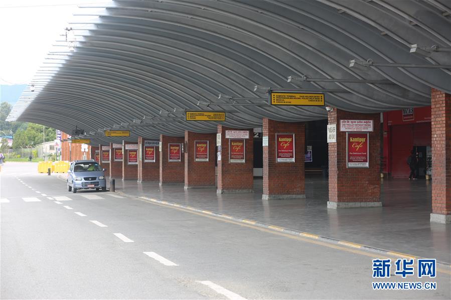 8月22日，一辆汽车停在尼泊尔加德满都特里布万国际机场外。 尼泊尔政府21日宣布，将从9月1日开始有限恢复国际航班，允许特定国家和地区的特定人群入境，但暂时不允许游客入境。 新华社记者 周盛平 摄