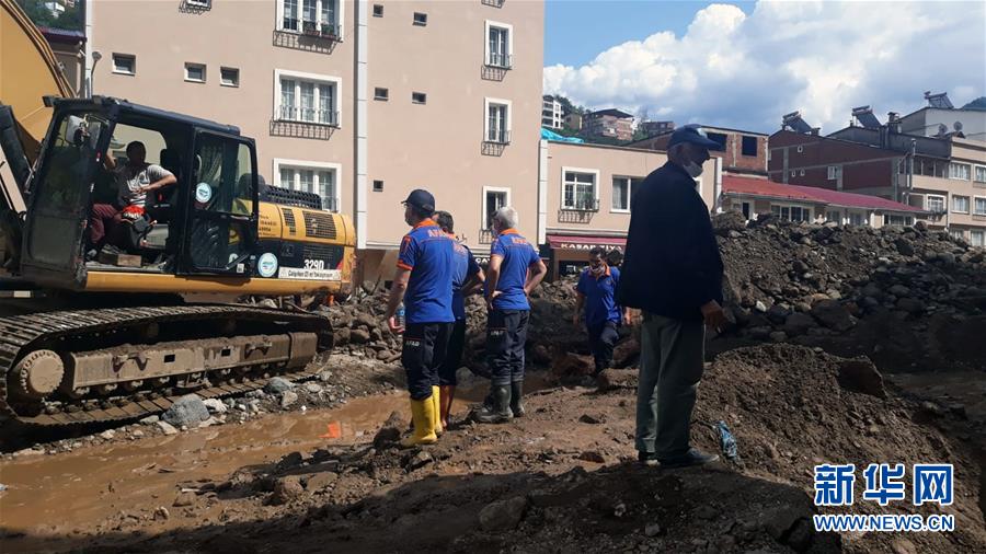 8月23日，在土耳其北部吉雷松省，救援人员在洪灾过后的城镇工作。 土耳其内政部23日表示，土耳其北部吉雷松省22日晚发生洪灾，截至目前，已造成至少6人死亡，另有10多人失踪。 新华社发