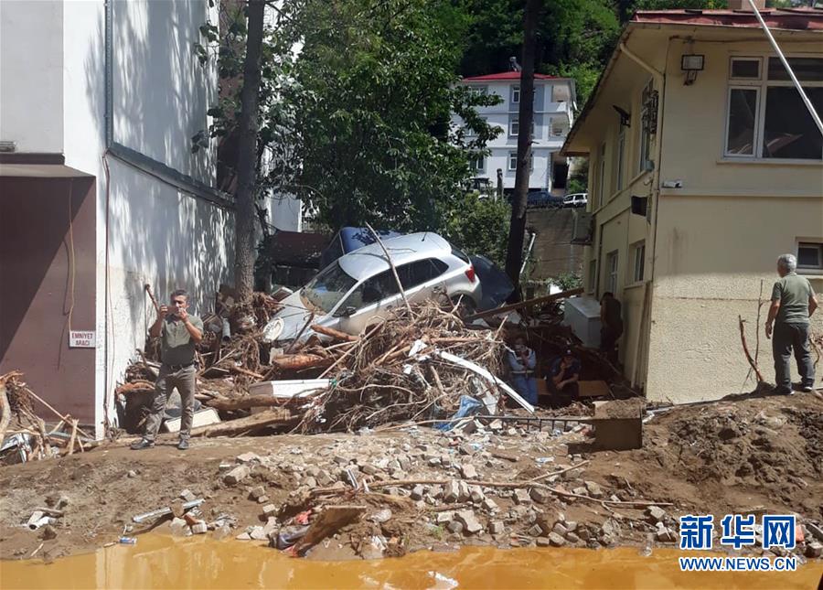这是8月23日在土耳其吉雷松省一处城镇拍摄的洪灾过后的景象。 土耳其内政部23日表示，土耳其北部吉雷松省22日晚发生洪灾，截至目前，已造成至少6人死亡，另有10多人失踪。 新华社发