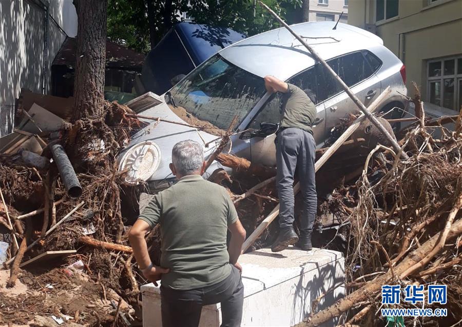 这是8月23日在土耳其吉雷松省一处城镇拍摄的洪灾过后的景象。 土耳其内政部23日表示，土耳其北部吉雷松省22日晚发生洪灾，截至目前，已造成至少6人死亡，另有10多人失踪。 新华社发