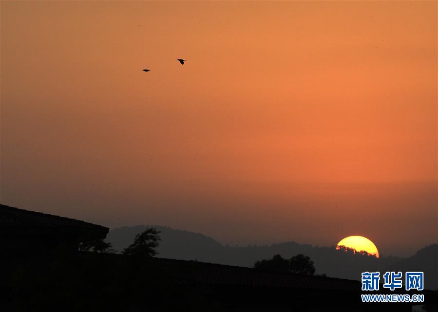 这是8月23日在巴基斯坦伊斯兰堡拍摄的日落景色。 新华社发（艾哈迈德·卡迈勒摄）
