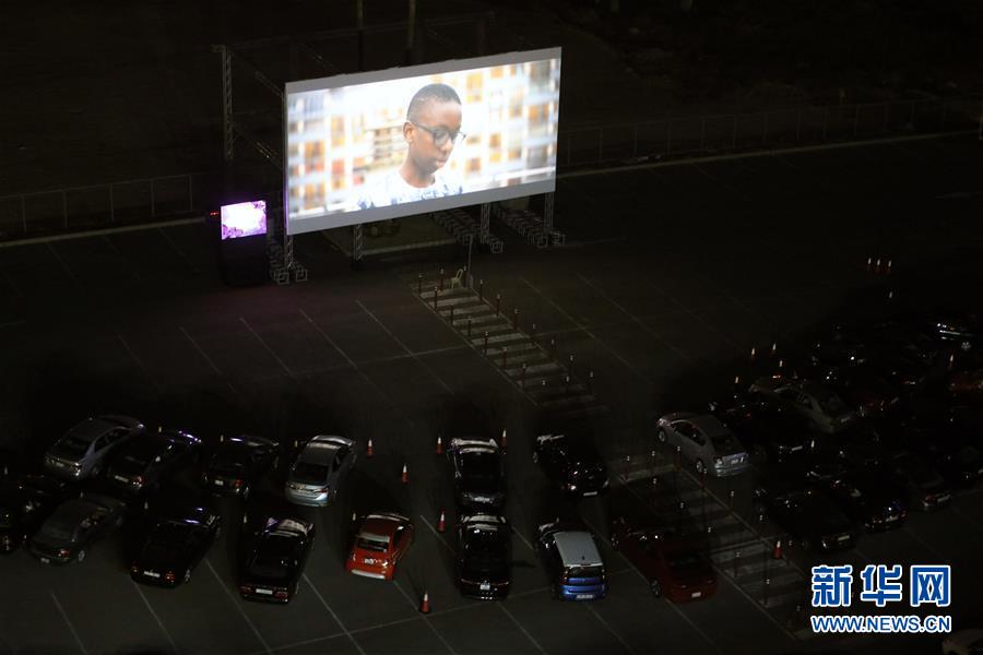 8月23日，在约旦安曼，观众在电影节设置的户外影院观影。 首届安曼国际电影节23日在约旦首都安曼开幕。 新华社发（穆罕默德·阿布·古什摄）