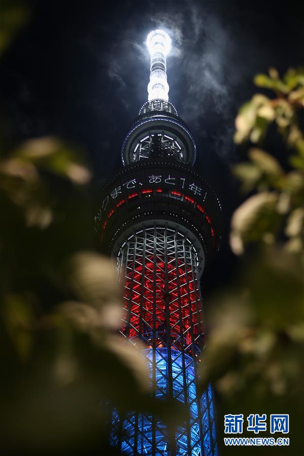 (体育)(1)东京以标志建筑亮灯方式纪念残奥会倒计时一周年