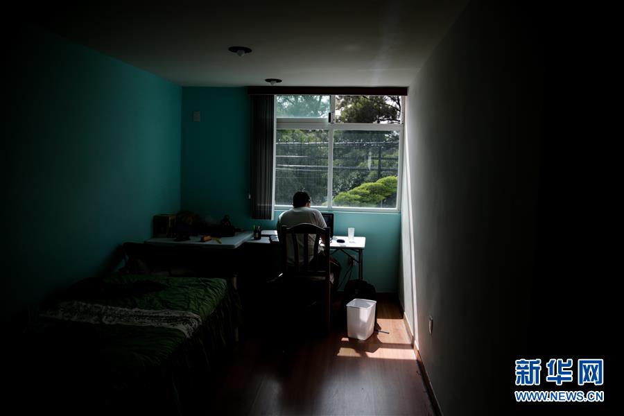 8月24日，在墨西哥首都墨西哥城，16岁的奥斯卡·科尔德罗在电脑前上课。 墨西哥学校的2020-2021学年于当日开学，受疫情影响，目前课程基本以在线方式进行。 新华社发（弗兰西斯科·卡涅多 摄）