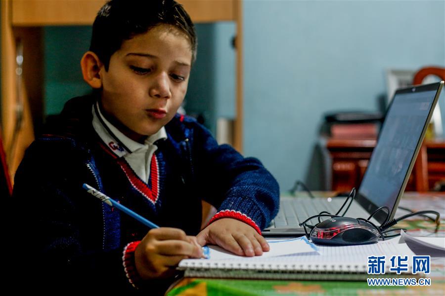 8月24日，在墨西哥墨西哥州，7岁的塞萨尔·巴斯克斯在电脑前上课。 墨西哥学校的2020-2021学年于当日开学，受疫情影响，目前课程基本以在线方式进行。 新华社发（弗兰西斯科·卡涅多 摄）