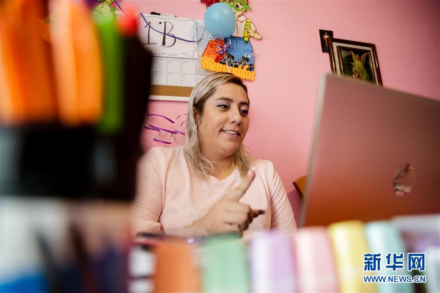 8月24日，在墨西哥墨西哥州，教师克劳迪娅·巴列斯特罗斯在电脑前给学生们上课。 墨西哥学校的2020-2021学年于当日开学，受疫情影响，目前课程基本以在线方式进行。 新华社发（弗兰西斯科·卡涅多 摄）