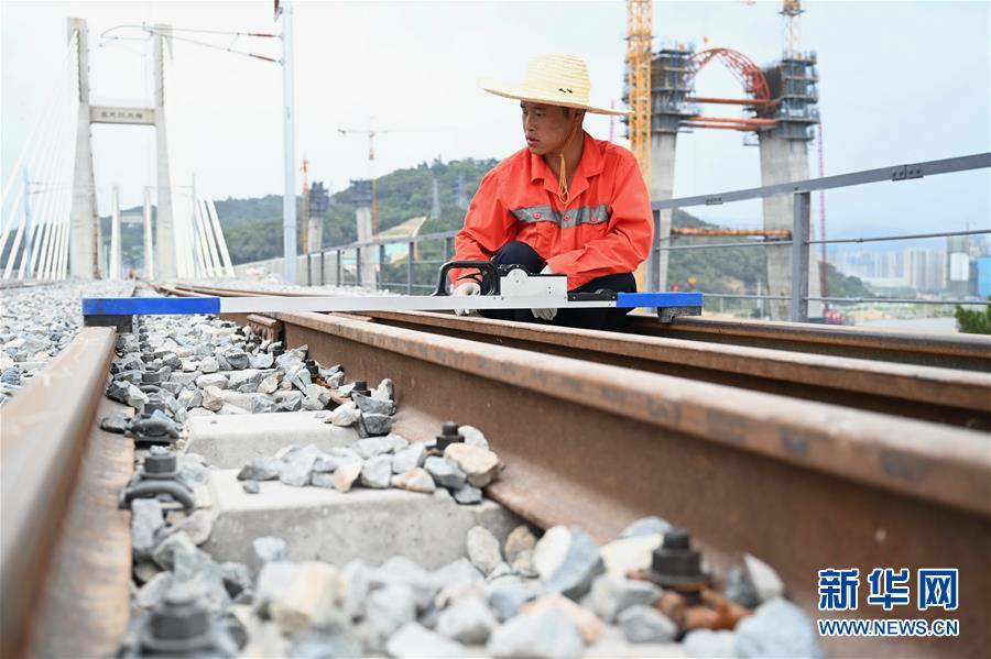 8月24日，中国铁路南昌局集团有限公司福州工务段施工人员在福平铁路乌龙江大桥上测量轨距。 当日，中国铁路南昌局集团有限公司福州工务段等线路改道作业施工人员，在福州至平潭铁路上进行紧张的铁路精调作业。 据介绍，铁路精调是新建铁路联调联试之前的关键工序，主要对钢轨轨距、水平等进行多次精细调整，消灭动静态偏差，从而提升轨道设备平顺度，确保线路开通后列车平稳运行。 新华社记者林善传摄