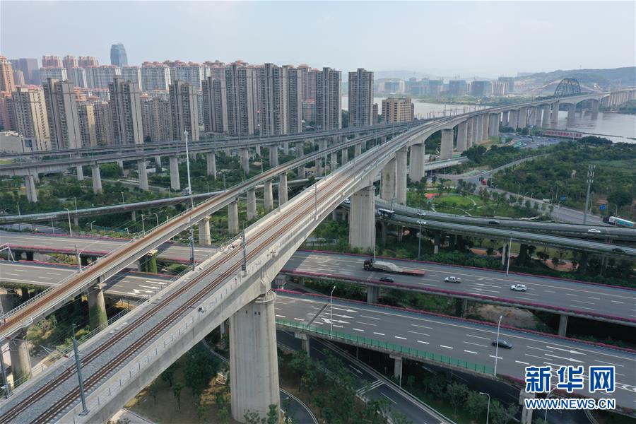 这是正在建设中的福平铁路闽江特大桥（8月24日摄）。 新华社记者林善传摄
