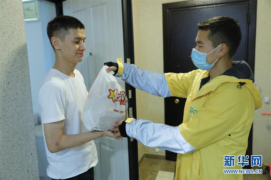 (国际疫情)(1)哈萨克斯坦:外卖小哥疫情期间接单忙